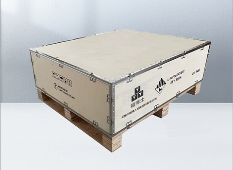 危险品包装箱出现破损或泄漏应如何处理？